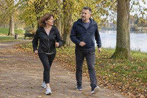 Un couple qui fait de la marche rapide