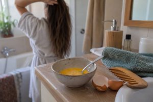 un soin pour les cheveux à base d'oeufs